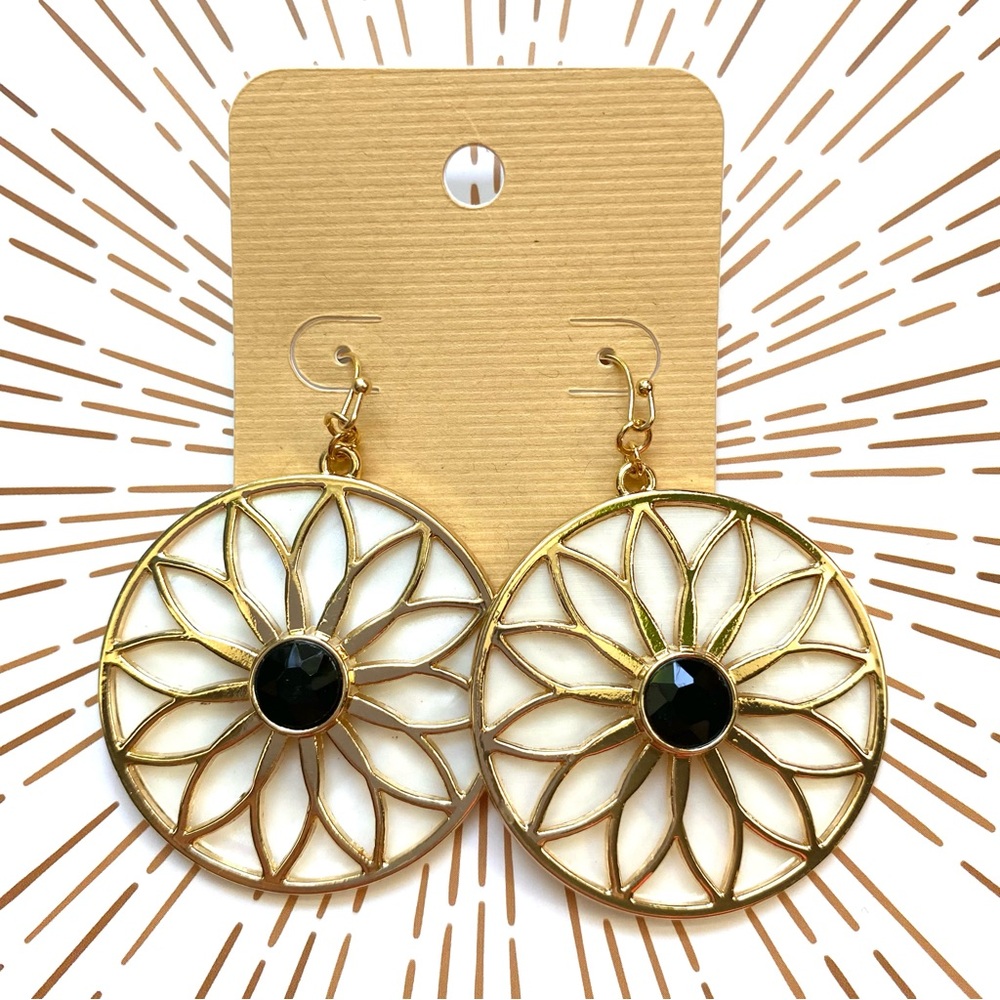 NEW Boutique Flower Shaped Earrings